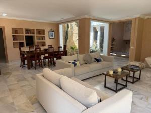 Exclusive Luxury Villa - Private Pool & Lush Garden