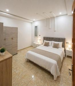 New 2 bedrooms apartment with very sunny private patio