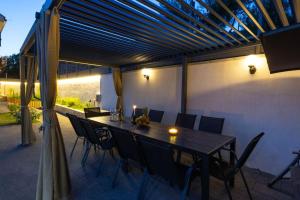 Viewpoint Holiday Home with heated pool & sew view