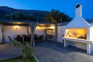 Viewpoint Holiday Home with heated pool & sew view