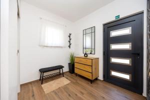Viewpoint Holiday Home with heated pool & sew view