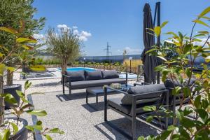 Viewpoint Holiday Home with heated pool & sew view