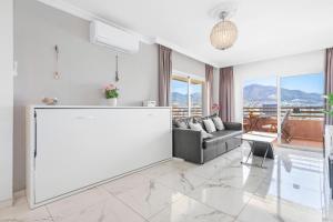 Beachfront Stella Maris by Costarentals - Ref 36