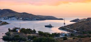 Vourkariani, Infinity Pool Villa with Sunset Views