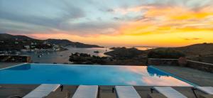 Vourkariani, Infinity Pool Villa with Sunset Views