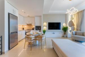 Vacationer Holiday Homes I Modern 1 Bed l Burj Khalifa Views l Close to Dubai Mall