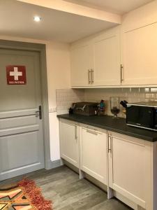 2 Ensuite Bedrooms Walk to town On Bus Route