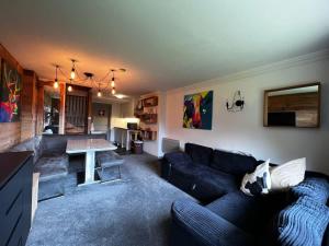 2 Ensuite Bedrooms Walk to town On Bus Route