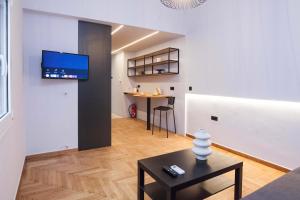 Urban 2 Bd Home in Vibrant Galatsi
