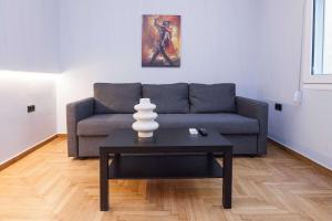 Urban 2 Bd Home in Vibrant Galatsi