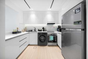 StayShort - 1 Bed Apartment in JVC that Sleeps 2 with Balcony