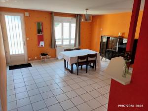 Chambre dans une grande maison paisible