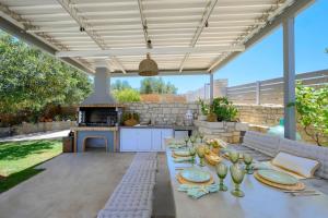 Infinity Villa with Pool, BBQ and Ping-Pong Table, 2km from the beach