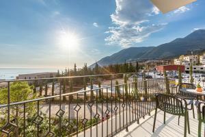 Santorini Dream Apt w Parking, Kitchen and Sunset, Sea View - Drymade