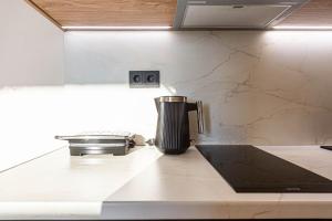 Santorini Dream Apt w Parking, Kitchen and Sunset, Sea View - Drymade