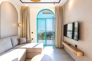 Santorini Dream 2 Apt w Parking, Kitchen and Sunset, Sea View - Drymade