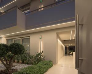 Leste Urban Living, a Stylish Suite for 2, centraly located, with private parking!