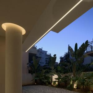 Leste Urban Living, a Stylish Suite for 2, centraly located, with private parking!