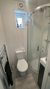 Amazing 2 Bedroom Basement In Hackney Central
