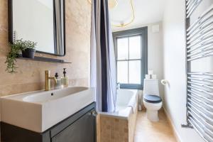 Luxuriously Designed 3 Bedroom Apartment in Clapham