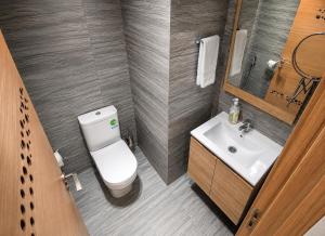 Premium Apartment with Pool View & Private Garden