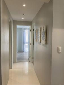 Eastwood QC 2BR Condo Walk to Mall Cafés & Dining