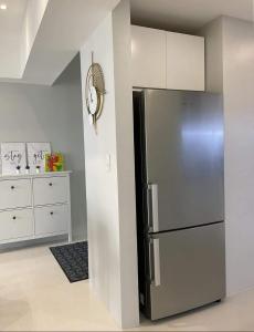 Eastwood QC 2BR Condo Walk to Mall Cafés & Dining