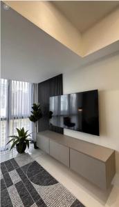 Eastwood QC 2BR Condo Walk to Mall Cafés & Dining