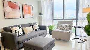 Eastwood QC 2BR Condo Walk to Mall Cafés & Dining