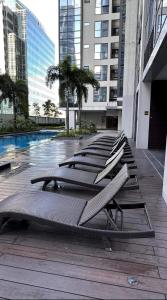 Eastwood QC 2BR Condo Walk to Mall Cafés & Dining