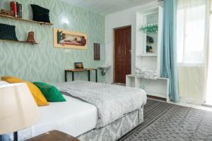 The Mirror House Boho 1BR Pool 5 Min to Beach