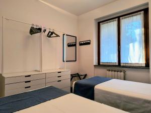 Elegante Attico, 3 Camere e 2 Bagni, 10 min da Rho Fiera con Box Auto