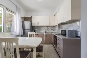 Sandy Beach Apartment 2BR with Patio by PikHost