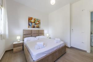 Sandy Beach Apartment 2BR with Patio by PikHost