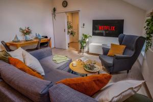 Stylish Top-Floor Apt, Skylights, AC, Netflix