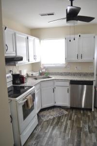 Room A in a Town House Very Close to UVA Hospital