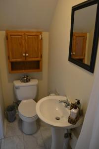 Room A in a Town House Very Close to UVA Hospital
