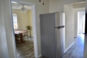 Room A in a Town House Very Close to UVA Hospital