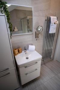Stylish Top-Floor Apt, Skylights, AC, Netflix