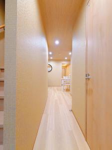 Serene Joy Court , 5 minute walk to the station , 1 stop to Tsutenkaku Tower and Namba , Near the JR Kyoto Line , Close to a 24 hour supermarket , Hot springs