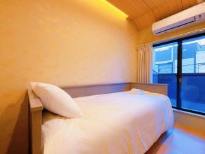Serene Joy Court , 5 minute walk to the station , 1 stop to Tsutenkaku Tower and Namba , Near the JR Kyoto Line , Close to a 24 hour supermarket , Hot springs