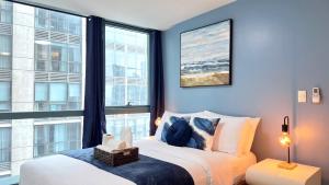 FREE Welcome Breakfast, BGC 1BR, 300Mbps Fiber, Steps to Mitsukoshi & Uptown, 10J