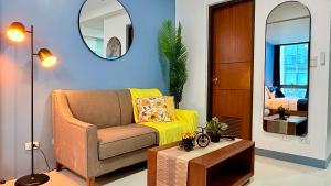 FREE Welcome Breakfast, BGC 1BR, 300Mbps Fiber, Steps to Mitsukoshi & Uptown, 10J