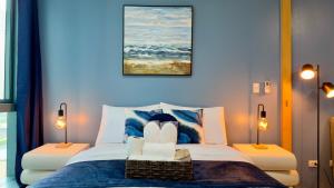FREE Welcome Breakfast, BGC 1BR, 300Mbps Fiber, Steps to Mitsukoshi & Uptown, 10J