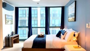 FREE Welcome Breakfast, BGC 1BR, 300Mbps Fiber, Steps to Mitsukoshi & Uptown, 10J
