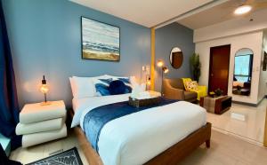 FREE Welcome Breakfast, BGC 1BR, 300Mbps Fiber, Steps to Mitsukoshi & Uptown, 10J