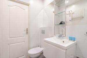 Zawodzie Homely Apartment by BookingHost