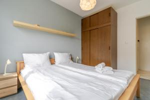 Zawodzie Homely Apartment by BookingHost