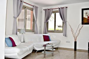 Villa Saraliana Sandy Beach Villas - Heated Pool - Jacuzzi - Private Beach Area