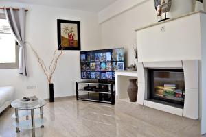 Villa Saraliana Sandy Beach Villas - Heated Pool - Jacuzzi - Private Beach Area